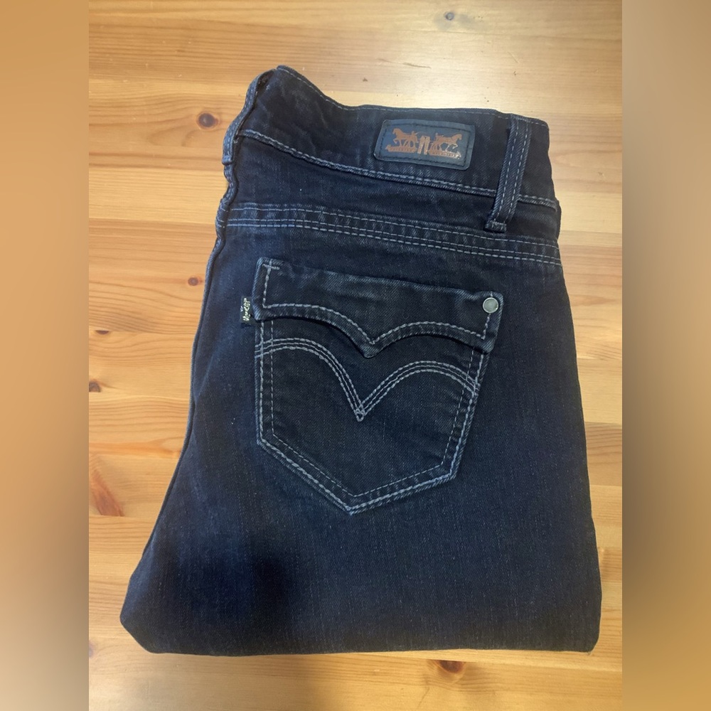 Vintage style Levi’s mid curvy rise-straight. Size 8